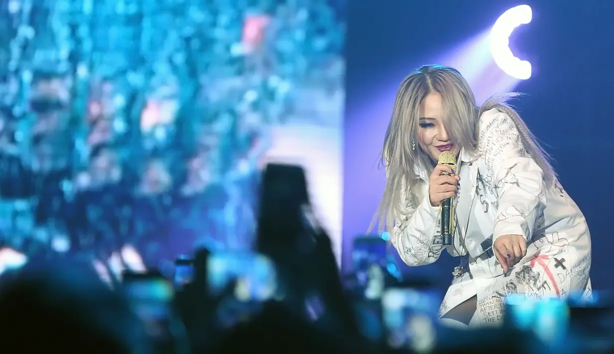 Ajakan CL pun disambut teriakan para penggemarnya. "Noona I Love You," teriak seorang penggemarnya. "I Love you too babe," sahut CL dari atas panggung. (Bambang E. Ros/Bintang.com)