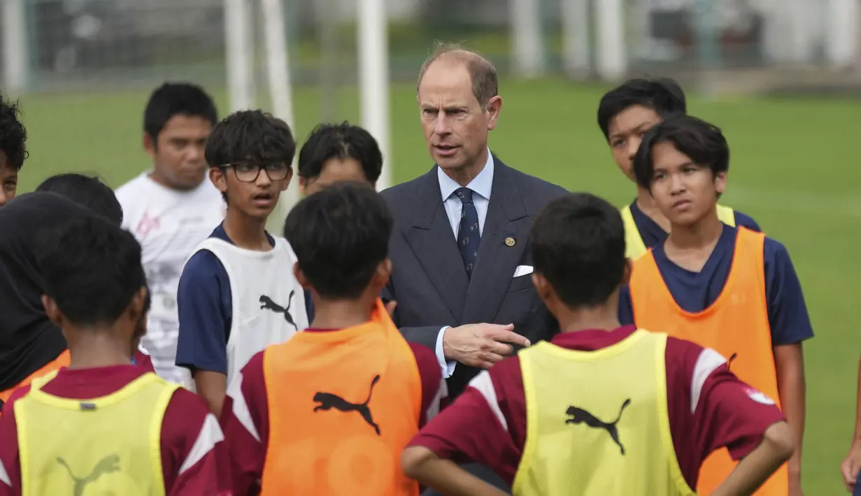Pangeran Edward (tengah), Duke of Edinburgh, berbincang dengan pelajar Indonesia saat penyerahan penghargaan Internasional Duke of Edinburgh di British School di Tangerang Selatan pada Jumat (24/11/2023). (Tatan Syuflana / POOL / AFP)
