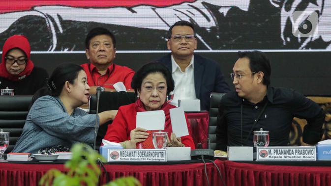 Ketua Umum PDIP Megawati Soekarnoputri (tengah) dan Ketua DPP PDIP Puan Maharani (kiri) saat pengumuman nama calon kepala daerah dan calon wakil kepala daerah di DPP PDIP, Jakarta, Rabu (19/2/2020). PDIP mengumumkan 48 nama calon untuk maju Pilkada 2020. (Liputan6.com/Faizal Fanani)