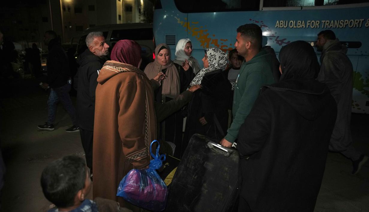 Sebelumnya, pada Senin (2/2/2026), setelah ditutup selama dua tahun, penyeberangan Rafah di perbatasan Jalur Gaza dan Mesir kembali dibuka untuk pelintasan manusia dua arah. Tampak dalam foto, para pengungsi disambut oleh kerabat mereka setelah tiba di Rumah Sakit Nasser menyusul pembukaan kembali penyeberangan perbatasan Rafah, di Khan Younis, Jalur Gaza selatan, Rabu pagi, 4 Februari 2026. (Foto AP/Jehad Alshrafi)