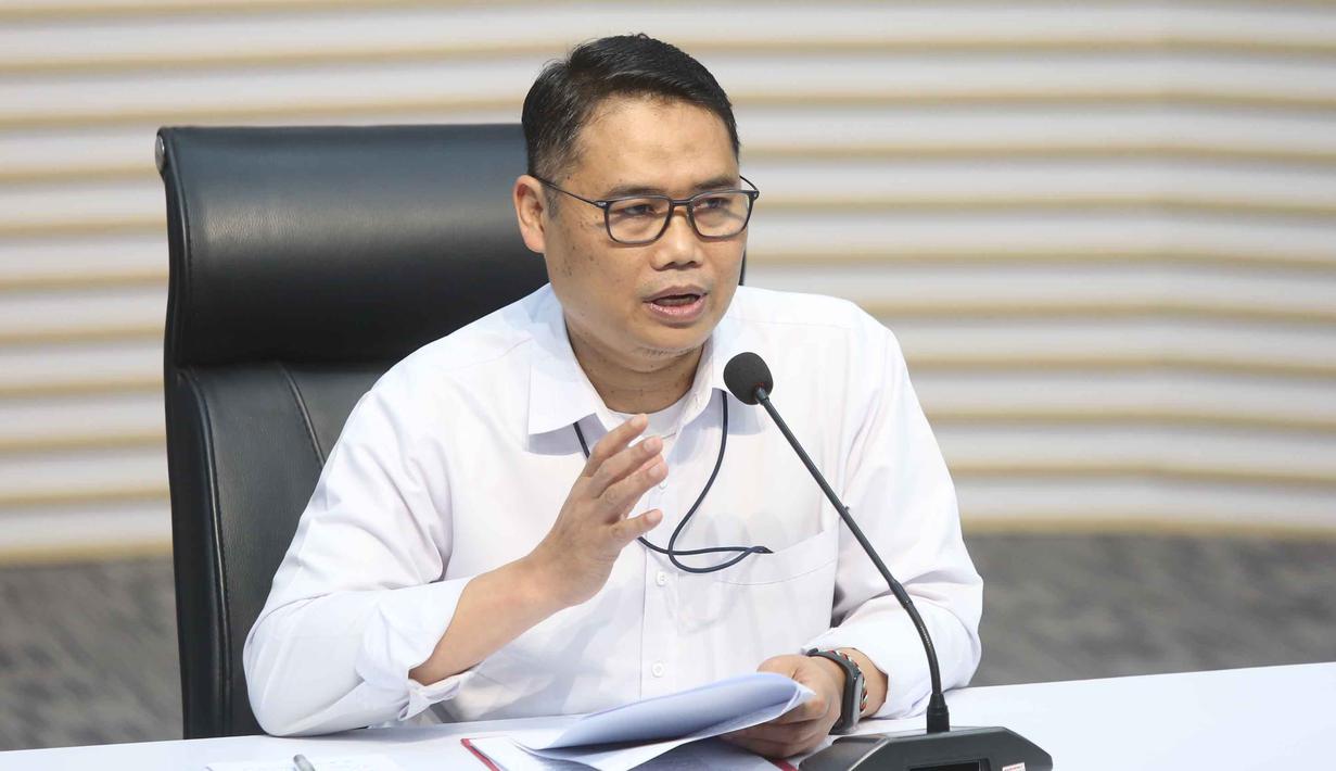 Dalam kasus ini, KPK menyebut anak dan suami Fadia mendirikan perusahaan bernama PT Raja Nusantara Berjaya (RNB). Fadia Arafiq diduga menjadi penerima manfaat atau beneficial ownership (BO) dari perusahaan tersebut. Tampak dalam foto, Deputi Penindakan dan Eksekusi Komisi Pemberantasan Korupsi (KPK), Asep Guntur Rahayu saat membeberkan kronologi Operasi Tangkap Tangan (OTT) terhadap Bupati Pekalongan, Fadia Arafiq, di gedung Merah Putih Komisi Pemberantasan Korupsi (KPK), Jakarta, Rabu (4/3/2026). (Foto: Istimewa)