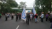 Demonstran dari aliansi serikat buruh se-Jatim menggelar aksi unjuk rasa di kantor Gubernur Jatim yang berlokasi di Jalan Pahlawan, Surabaya, Jatim. (Foto: Liputan6.com/Dian Kurniawan)