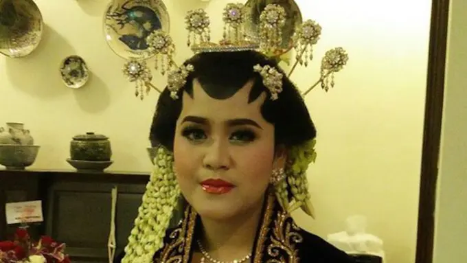 Kahiyang mengenakan 7 cundul mentul./Copyright twitter.com/inyonkamali