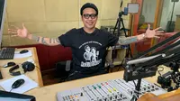 Gofar Hilman melaksanakan siaran 34 jam dalam program Hard Rockers Show Radiothlon tanpa Ary Kirana. (Istimewa)