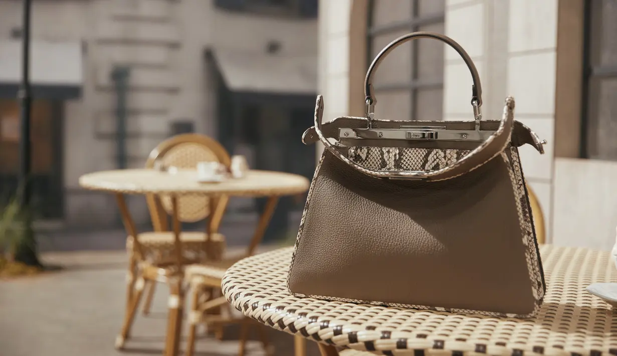 Musik latarnya adalah Good Life by Palm City yang membangkitkan rasa kebebasan dan relaksasi, mencerminkan penampilan asli dan alami Song Hye Kyo. Di sini, Song Hye Kyo mengenakan busana dari koleksi FENDI Women's FW 2021-2022, koleksi RTW pertama yang diciptakan oleh Kim Jones. Foto: Document/FENDI