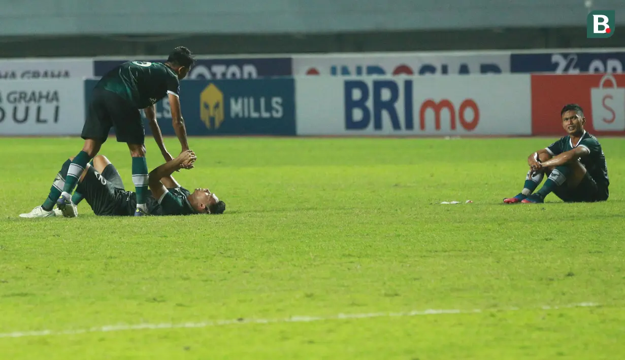 Para pemain Persikabo 1973 tampak kecewa usai ditaklukkan Bhayangkara FC pada laga pekan ke-6 BRI Liga 1 2022/2023 antara Persikabo 1973 melawan Bhayangkara FC di Stadion Pakansari, Bogor, Selasa (23/8/2022) malam WIB. (Bola.com/M Iqbal Ichsan)