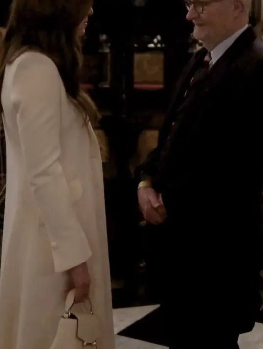 Melengkapi penampilan, Kate terlihat membawa handbag putih dari Strathberry. Dalam website brand tersebut, tas leather tersebut berkisar 455 dollar atau sekitar Rp7 jutaan. [@princeandprincessofwales]