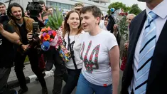 Pilot perempuan Ukraina, Nadezhda Savchenko saat tiba di Bandara Boryspil, Kiev, Rabu (25/5).  Savchenko dibebaskan setelah ditukar dengan dua orang warga Rusia yang tertangkap dan ditahan di Ukraina sejak tahun lalu. (REUTERS/Gleb Garanich)