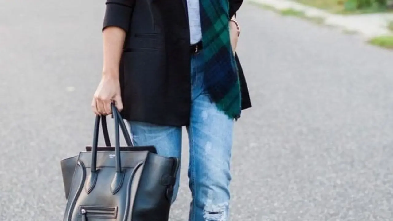 Mix and Match Stylish Kasual dengan Perpaduan Blazer dan Scarf