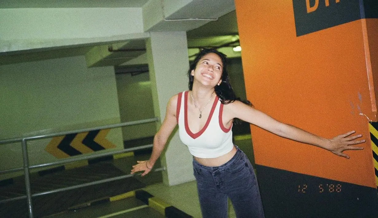 Untuk keseharian, kekasih Bastian Steel itu kerap mengandalkan crop top dan tank top. @sithamarino.