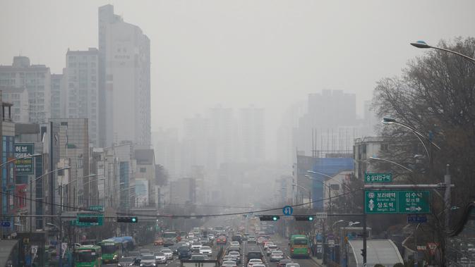 Kondisi lalu lintas saat polusi udara menyelimuti Seoul, Korea Selatan, 12 Maret 2019. Menurut National Institute of Environmental Research, polusi udara telah menyelimuti tujuh kota di Korea Selatan. (REUTERS/Kim Hong-Ji/File Photo)