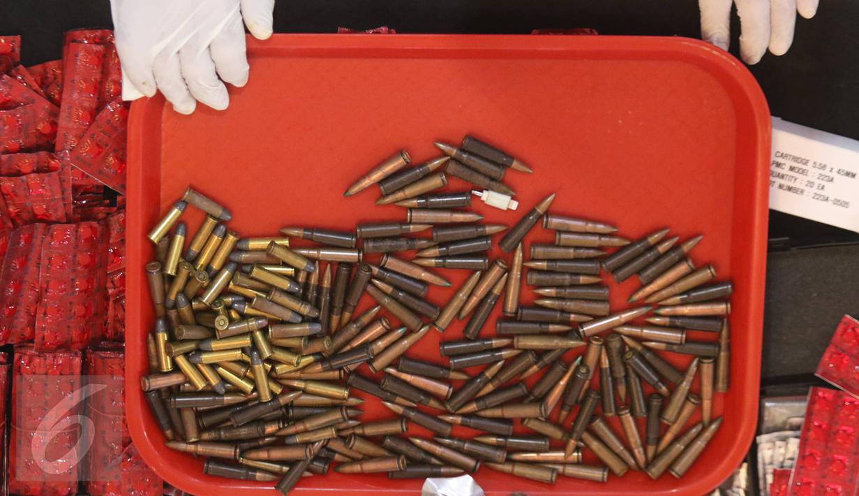 Barang bukti peluru diperlihatkan di kantor Dir IV Narkoba, Jakarta, Senin (27/3). Petugas berhasil mengamankan lima orang dengan barang bukti berupa puluhan ribu butir prikotropika jenis happy five, 190.000 butir ekstasi. (Liputan6.com/Immanuel Antonius)