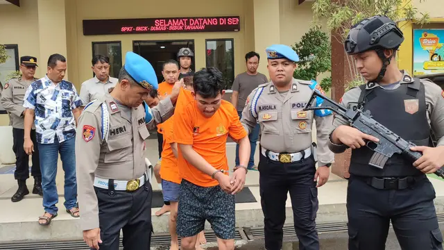 Empat dari enam pelaku pencurian mobil yang menyebabkan korban M. Heighel Nusa Anggara (20) luka berat diringkus polisi. (Liputan6.com/Achmad Sudarno)