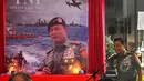 Panglima TNI Jenderal Moeldoko meluncurkan buku ‘TNI dan Air Asia QZ8501’ di Gedung Media Center, Mabes TNI Cilangkap, Jakarta, Selasa (5/5/2015). (Liputan6.com/Yoppy Renato)