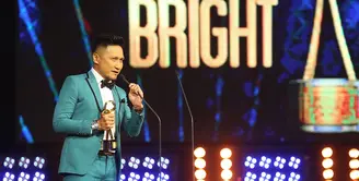Pasangan artis Arie Untung dan Fenita Arie berhasil menyabet gelar di ajang penghargaan periklan Indonesia yaitu Bright Awards Indonesia 2017. (Bambang E. Ros/Bintang.com)