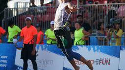 Pevoli Pantai Peringkat 1 Asia, Asyifa melakukan servis saat melawan pevoli Thailand Inkiew/Padsawud pada Kejuaraan Bola Voli Pantai ke-29 yang diadakan di Singapura, Rabu (30/9/2017) (Bola.com/Huang Xiaolong)
