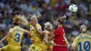 Pemain Swedia berduel dengan pemain Jerman pada final sepak bola putri Olimpiade Rio 2016 di Stadion Maracana, Sabtu (20/8/2016). (AFP/Vanderlei Almeida) 