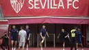 <p>Para pemain Sevilla melakukan pemanasan saat mengikuti sesi latihan tim di stadion Ramon Sanchez Pizjuan di Seville pada 17 Mei 2023. (AFP/Cristina Quicler)</p>