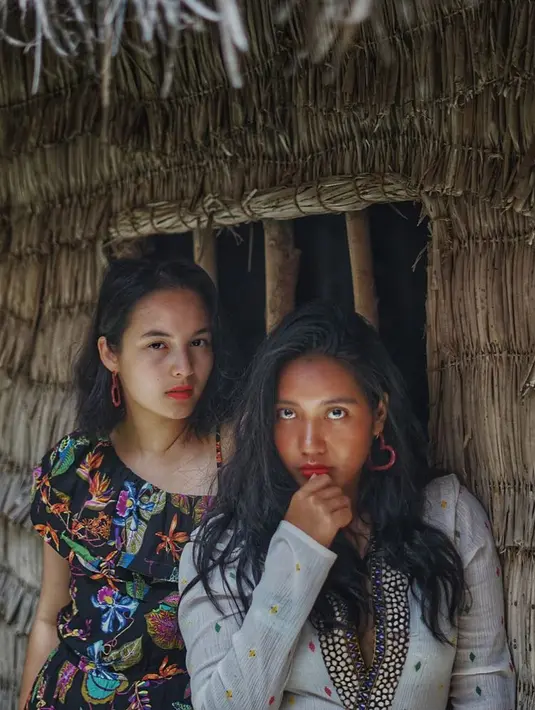 Dengan pandangan mata yang tajam, Chelsea Islan tetap terlihat cantik menawan. Lipstik warna merah seakan menyempurnakan penampilannya. (Foto: instagram.com/pamabigail)