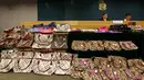 Sejumlah tas palsu yang diperlihatkan di Kantor Bea Cukai Hong Kong, Kamis (6/8). Lebih dari 30.000 barang disita dari satu warga Filipina dan dua warga Pakistan yang merupakan sindikat penjual barang yang diduga palsu. (REUTERS/Bobby Yip)