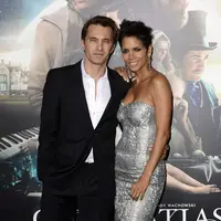 Halle Berry dan Olivier Martinez yang memutuskan untuk bercerai menambah daftar pasangan selebriti Hollywood yang mengakhiri pernikahan mereka. Masalah geografis dan budaya disebutkan menjadi penyebab utama perceraian mereka. (Bintang/EPA)