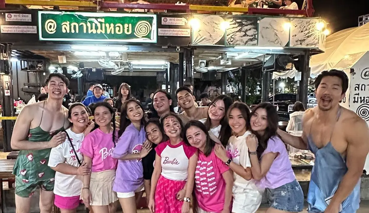 Mendekati hari pernikahannya, Gritte Agatha menggelar bridal shower bersama sahabatnya di Bangkok, Thailand. Acara digelar secara meriah di sebuah restoran dan dihadiri beberapa teman selebriti. [Instagram/gritteagathaa]