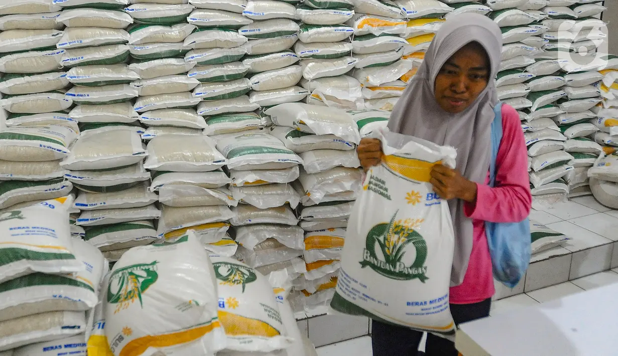 Dan khusus untuk Provinsi Aceh tercatat sebanyak 530.914 KPM penerima bantuan pangan beras. (merdeka.com/Arie Basuki)