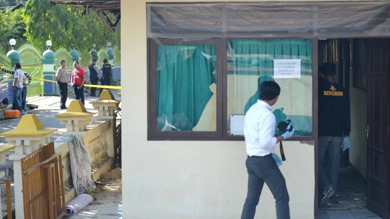 Alamat Palsu pada Kain di Lokasi Ledakan KUA Cilacap