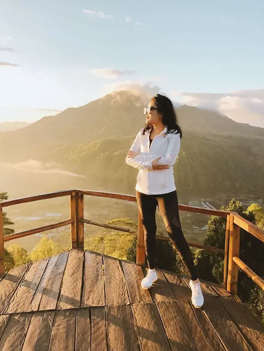 Untuk menikmati sunrise yang indah, ibu dari Abhirama Danendra Harsono ini nampak rela untuk bangun di pagi hari. Gaya pakaiannya yang selalu stylish pun jadi sorotan warganet. (Liputan6.com/IG/nindyparasadyharsono)