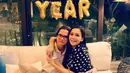 "Kini merayakan tahun baru bersama Bunda. Malaikat yang terlihat." tulis Dul sebagai keterangan foto yang mendapatkan beragam komentar dari warganet yang diunggah pada 1 Januari 2018 silam. (Instagram/duljaelani)