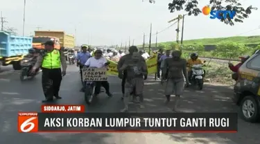 Sejumlah warga korban lumpur Lapindo lakukan aksi protes atas nasib mereka. Warga meminta presiden menyelesaikan persoalan tersebut sesuai janji pada Pilpres 2014 lalu.