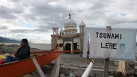 Masjid terapung di Kelurahan Lere yang ambruk karena gempa dan tsunami tahun 2018 lalu. Di lokasi sebelah barat Palu itu jadi titik yang sering diterjang banjir rob karena penurunan permukaan tanah. (Foto: Liputan6.com/ Heri Susanto).