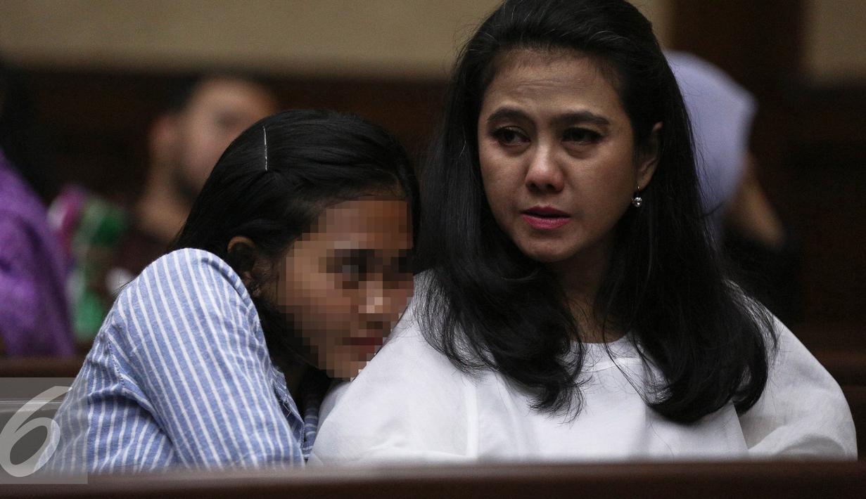 Damayanti Wisnuputranti terlihat sedih saat menjalani sidang pembacaan tuntutan di Pengadilan Tipikor Jakarta, Senin (29/8). Jaksa menuntut Damayanti dengan pidana penjara selama 6 tahun. (Liputan6.com/Faizal Fanani)