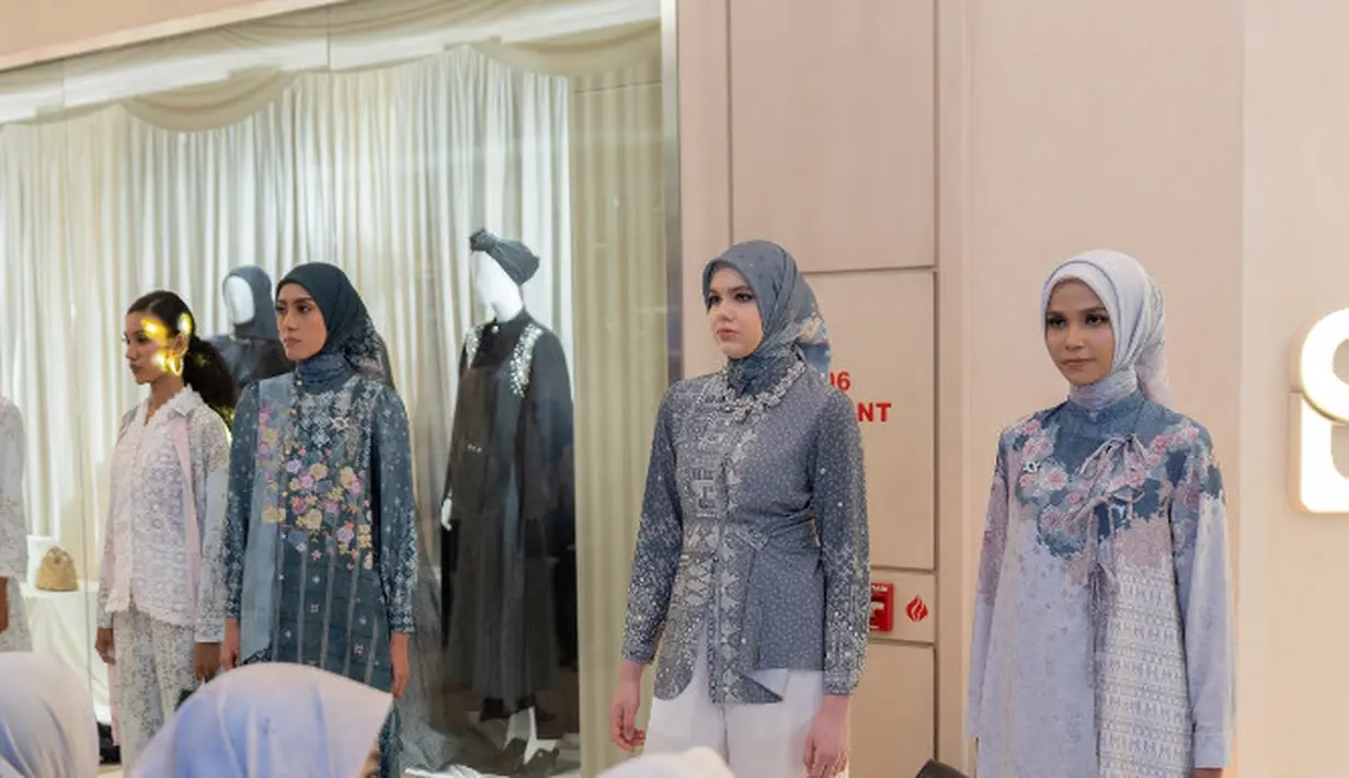 Kali ini juga Klamby mengeluarkan warna hijau dengan motif bunga. Dari kerudung hingga atasan beragam model seperti kemeja hingga tunik.  [dok. Plaza Indonesia]