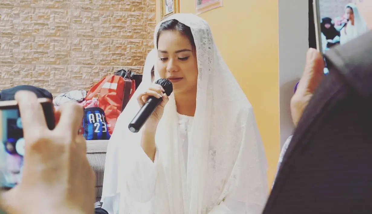 2 hari sebelum menikah, Mytha Lestari menggelar penggajian. Kala it ia tampil cantik dengan mengenakan busana warna putih. (Foto: instagram.com/mytha_lestari)