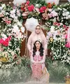 Sebelum prosesi siraman dimulai, Ochi tampak anggun mengenakan kebaya Sunda berwarna pink pastel yang dipadukan dengan kemben merah. [@thepotomoto].