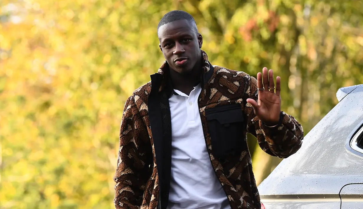 Bek Prancis, Benjamin Mendy, saat tiba di lokasi latihan di Clairefontaine en Yvelines, Prancis, Selasa (12/11). Prancis akan berhadapan dengan Moladavia dan Albania di Kualifikasi Piala Eropa 2020. (AFP/Franck Fife)
