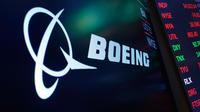 Logo Boeing muncul pada layar di atas pos perdagangan di lantai New York Stock Exchange, 13 Juli 2021. (AP Photo/Richard Drew, file)
