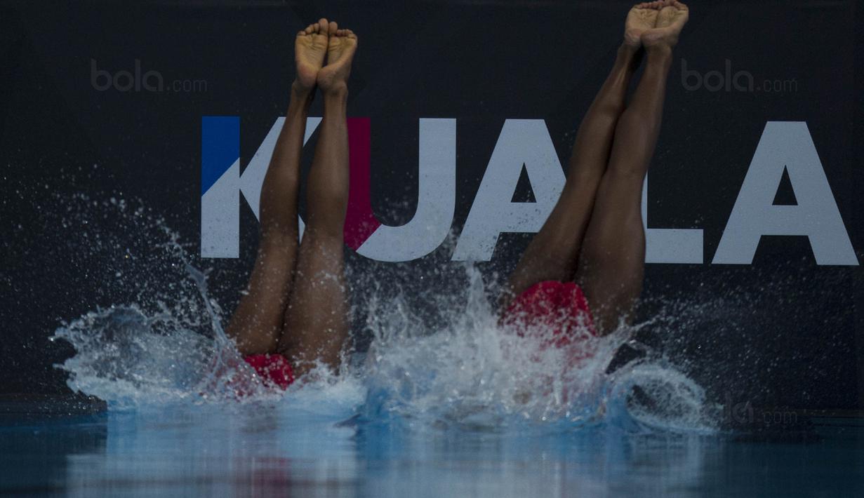 Pasangan Anisa Feritrianti dan Claudia Megawati, saat tampil pada cabang renang indah di Aquatic Center, Kuala Lumpur, Kamis (18/8/2017). Pasangan ini berhasil meraih medali perunggu. (Bola.com/Vitalis Yogi Trisna)