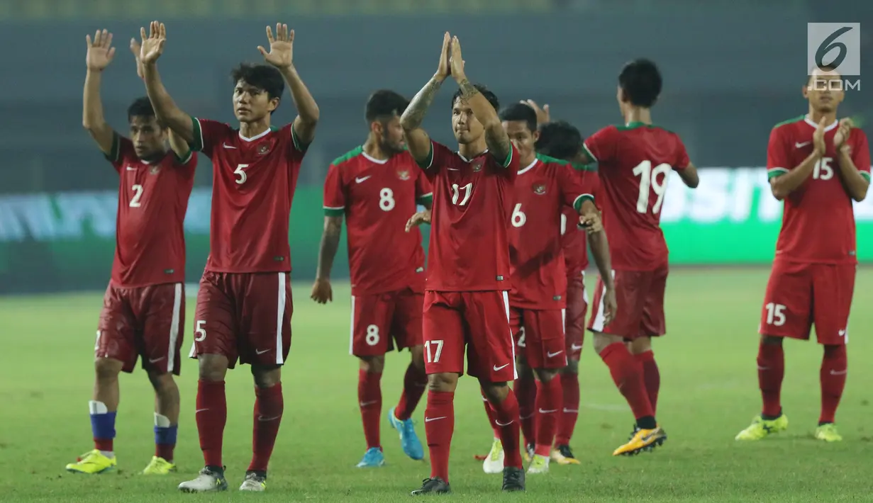  Pemain Timnas Indonesia merayakan kemenangan atas Kamboja pada laga persahabatan di Stadion Patriot Candrabhaga, Bekasi, Rabu (4/10). Timnas Indonesia menang 3-1 atas Kamboja. (Liputan6.com/Helmi Fithriansyah)