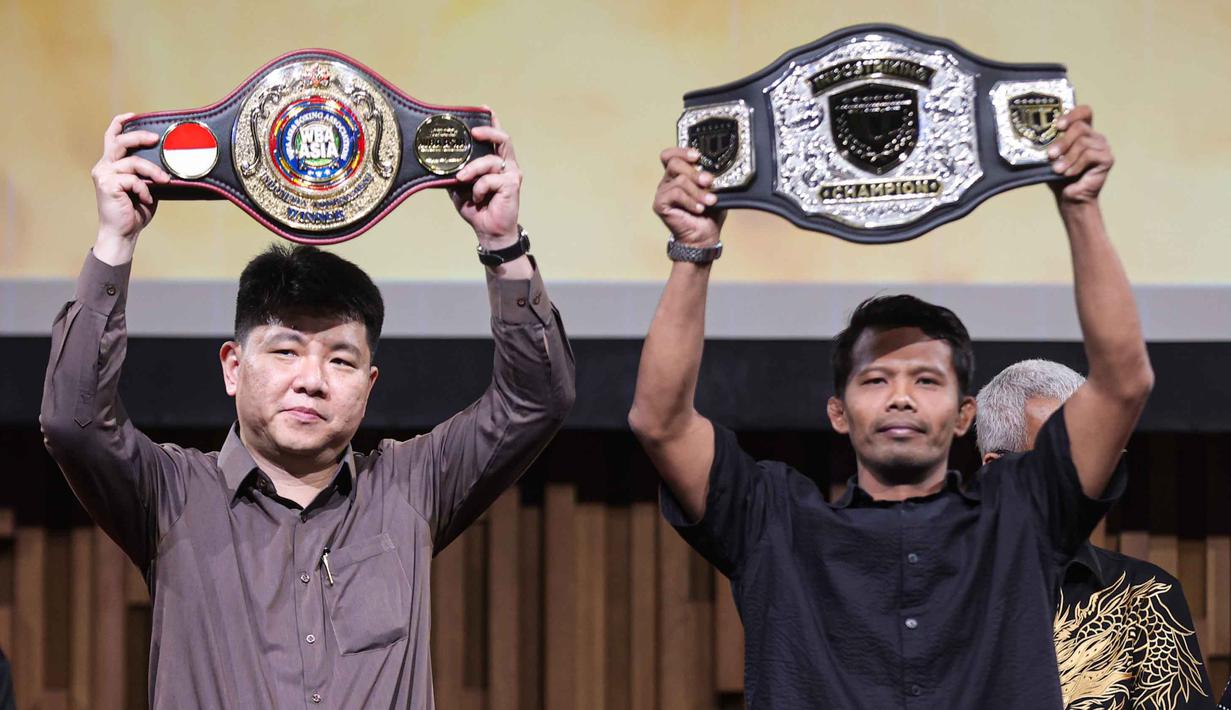 Setiap kelas akan diikuti oleh 32 fighter yang akan bertarung melalui sistem eliminasi hingga menghasilkan satu champion di setiap kelas. Tampak dalam foto, Head of Sports Business Emtek Group sekaligus CEO Nex, Hendy Lim (kiri) bersama Ketua Umum Interdisciplinary Combat Council (ICC), Suwardi, menunjukkan sabuk juara disela-sela konferensi pers terkait NEX Road to Champion di SCTV Tower, Jakarta, Selasa (7/4/2026). (Bola.com/Abdul Aziz)