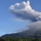 Gunung Sinabung mengeluarkan erupsi asap tebal ke udara di Karo, Sumatera Utara, Minggu, (23/8/2020). Untuk kesekian kalinnya Gunung Sinabung kembali erupsi dengan menyemburkan abu vulkanis ke udara hingga radius 2 kilometer. (ANTO SEMBIRING / AFP)