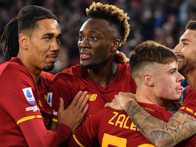 Tammy Abraham menjadi pahlawan bagi AS Roma dalam derbi ibukota saat melawan Lazio. Dirinya mencetak dua dari tiga gol yang disarangkan AS Roma ke gawang Lazio. (AFP/Tiziana Fabi)