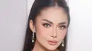 Gaun semakin menawan dengan aksen bunga mawar 3D warna coklat di bagian atas gaun. Membuat tampilan Krisdayanti tampak begitu mewah. [@krisdayantilemos]