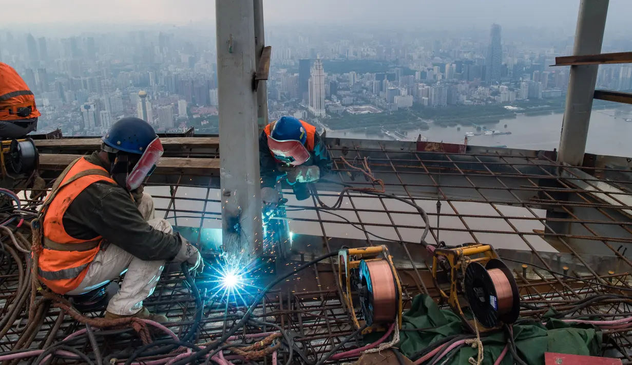 Sejumlah pekerja konstruksi bekerja di ketinggian sekitar 500 meter di lokasi pembangunan sebuah bangunan bertingkat tinggi di Wuhan, Provinsi Hubei, China tengah (11/8/2020). Para pekerja konstruksi harus menghadapi ketinggian dan panasnya udara musim panas. (Xinhua/Xiao Yijiu)