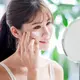 Seorang wanita cantik menggunakan skincare. (depositphotos.com/ryanking999)