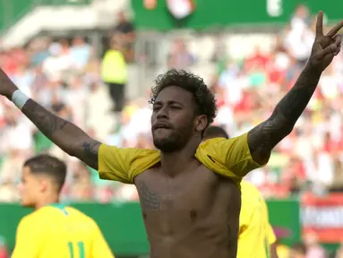 Pemain Brasil, Neymar melakukan selebrasi usai mencetak gol ke gawang Austria dalam laga persahabatan di Stadion Ernst Happel, Wina, Austria, Minggu (10/6). Brasil melumat Austria dengan skor 3-0. (AP Photo/Ronald Zak)