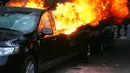 Kondisi Mobil limusin yang dibakar pengunjuk rasa selama protes pelantikan Presiden Donald Trump di Washington, DC, AS, (20/1). Mobil mewah tersebut menjadi bulan-bulanan massa anti-Trump. (Mario Tama/Getty Images/AFP)