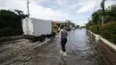 Petugas kepolisian mengecek lokasi banjir rob di kawasan Muara Baru, Jakarta, Rabu (6/11). Banjir Rob akibat laut pasang ini, membuat sejumlah aktivitas warga terganggu. Termasuk aktivitas di pasar ikan terhenti. (Liputan6.com/Faizal Fanani)