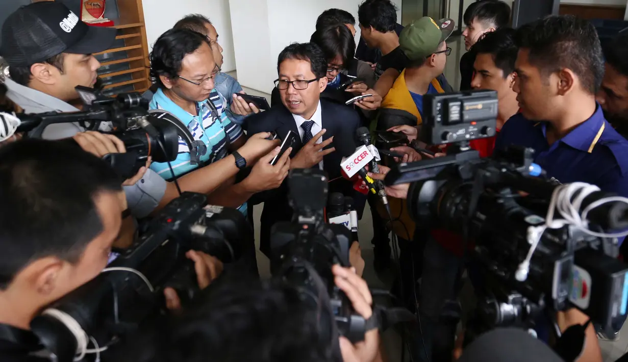 CEO PT LIga Indonesia Djoko Driyono saat memberi keterangan pers di Kantor PSSI, Senayan, Jakarta, Selasa(3/11/2015). (Bola.com / Nicklas Hanoatubun)